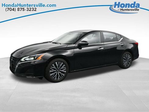 Used 2025 Nissan Altima 2.5 SV FWD image 3