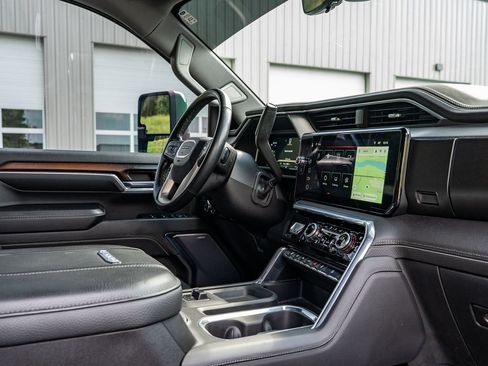 Used 2024 GMC Sierra 2500 Denali w/ Denali Reserve Package AWD/4WD image 12