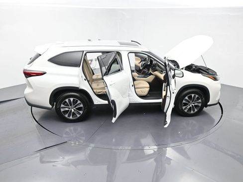 Used 2021 Toyota Highlander XLE FWD image 25