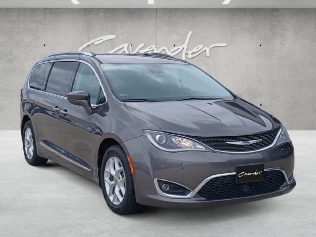Used 2017 Chrysler Pacifica Touring-L Plus FWD image 2