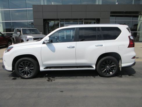 Used 2021 Lexus GX 460 Premium w/ Accessory Package AWD/4WD image 3