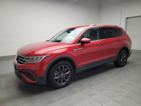 Used 2022 Volkswagen Tiguan SE w/ Panoramic Sunroof Package FWD image 2