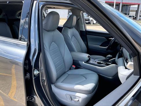 Used 2021 Toyota Highlander XLE FWD image 9