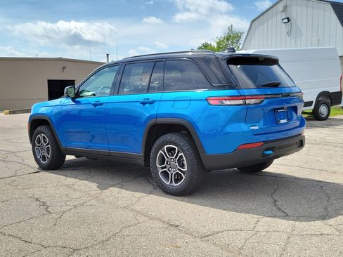 Used 2023 Jeep Grand Cherokee Trailhawk w/ Advanced Protech Group II AWD/4WD image 3