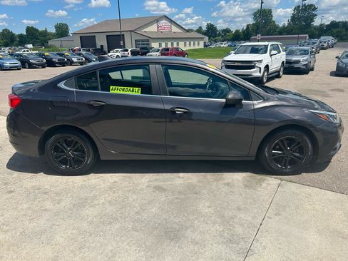 Used 2017 Chevrolet Cruze LT w/ Convenience Package FWD image 4