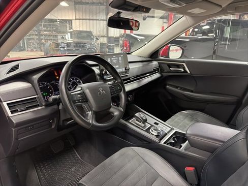 Used 2024 Mitsubishi Outlander SE image 11