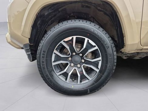 Used 2020 Toyota Tacoma TRD Sport AWD/4WD image 9