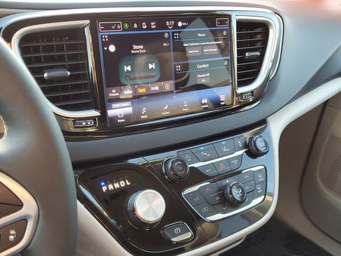 Used 2024 Chrysler Pacifica Touring-L image 27