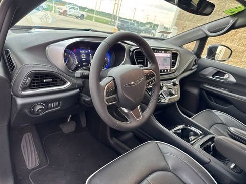 Used 2026 Chrysler Pacifica Limited FWD image 15