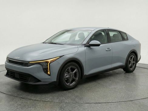 Used 2025 Kia K4 LXS image 3