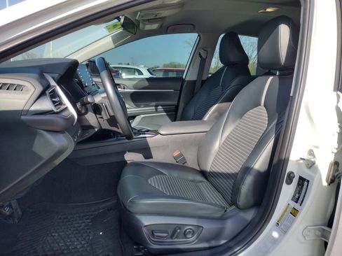 Used 2023 Toyota Camry SE FWD image 2