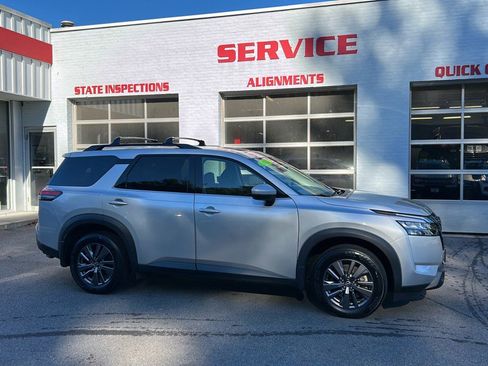 Used 2023 Nissan Pathfinder SV w/ SV Premium Package image 8