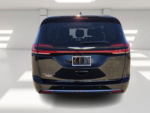 Used 2024 Chrysler Pacifica Touring-L image 4