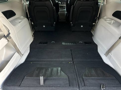 Used 2023 Chrysler Pacifica Touring-L FWD image 15