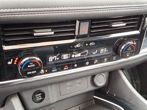 Certified 2025 Nissan Rogue SL w/ Tech Package image 16