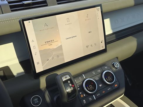 Used 2025 Land Rover Defender 110 S image 19