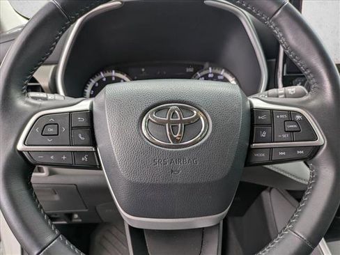Used 2024 Toyota Highlander XLE FWD image 13