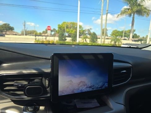 Used 2022 Ford Explorer XLT w/ Equipment Group 202A image 10