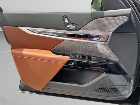 Used 2025 BMW 740i w/ Premium Package image 21