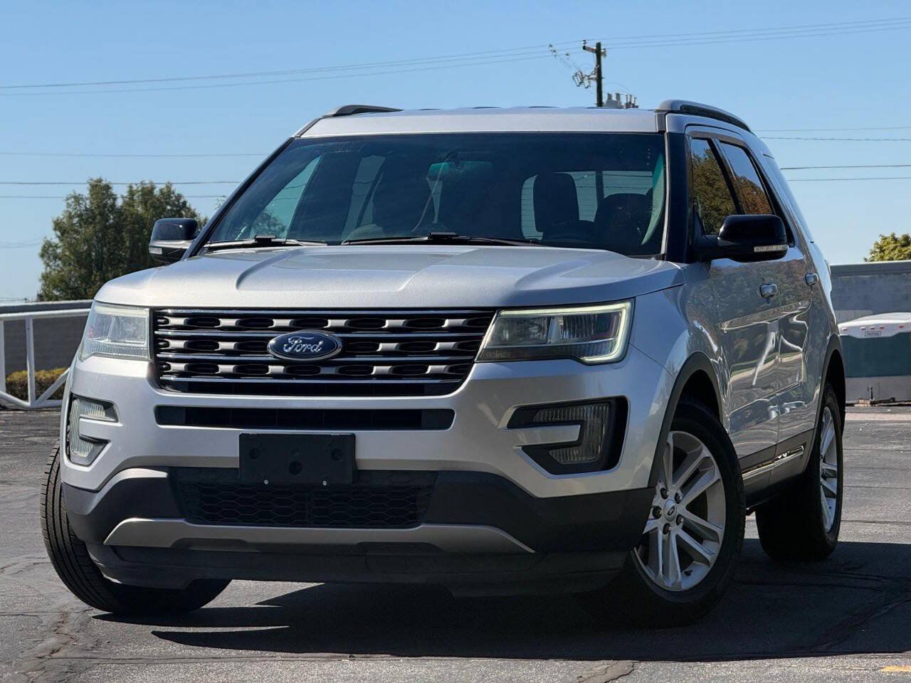 Used 2017 Ford Explorer XLT FWD image 1