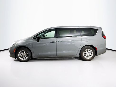 Used 2025 Chrysler Pacifica Select image 7