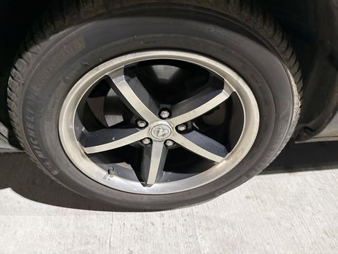 Used 2010 Dodge Challenger SE image 2