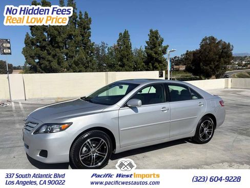 Used 2010 Toyota Camry LE image 1