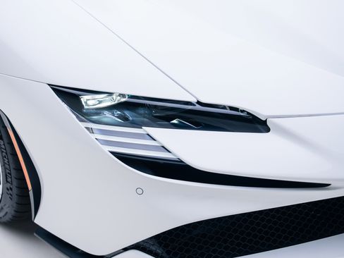 Used 2024 Ferrari SF90 Spider image 11