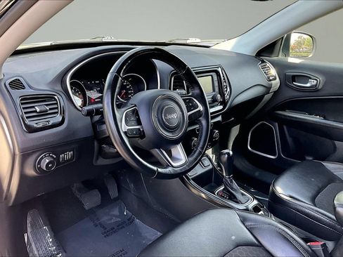 Used 2018 Jeep Compass Latitude FWD image 11