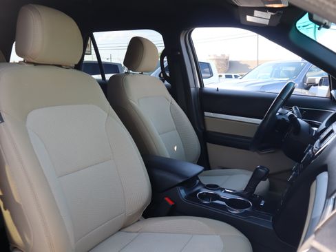 Used 2017 Ford Explorer XLT FWD image 25