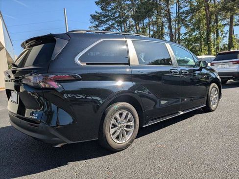 Certified 2024 Toyota Sienna XLE FWD image 5
