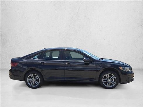 Used 2024 Volkswagen Jetta SE FWD image 4