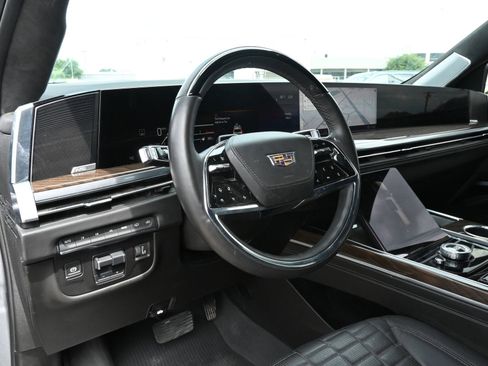 Certified 2025 Cadillac Escalade Sport Platinum w/ LPO, Floor Liner Package AWD/4WD image 17