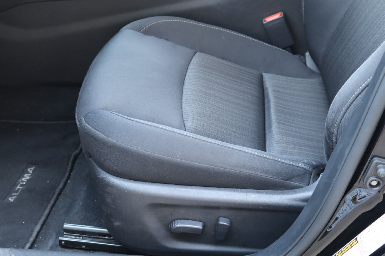 Used 2025 Nissan Altima 2.5 SV FWD image 14