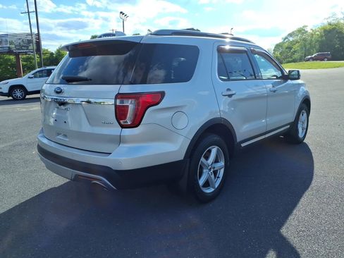 Used 2017 Ford Explorer XLT w/ Equipment Group 201A AWD/4WD image 3