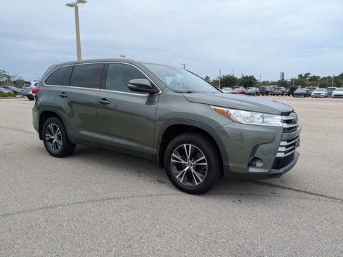 Used 2019 Toyota Highlander LE AWD/4WD image 2