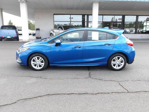 Used 2017 Chevrolet Cruze LT w/ Sun And Sound Package FWD image 2