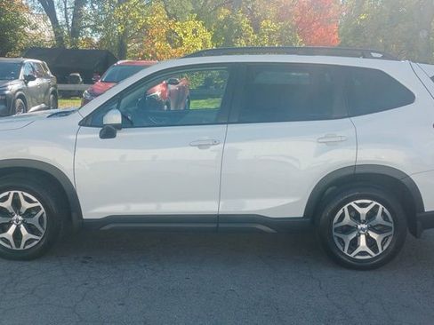 Used 2023 Subaru Forester Premium image 4