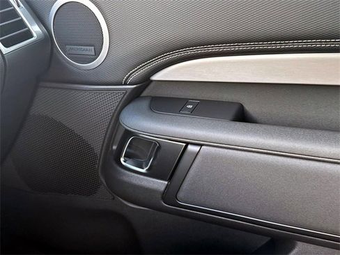 New 2025 Land Rover Discovery Dynamic SE image 19