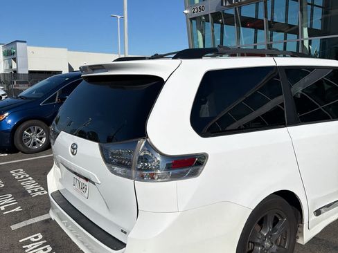 Used 2017 Toyota Sienna SE FWD image 13