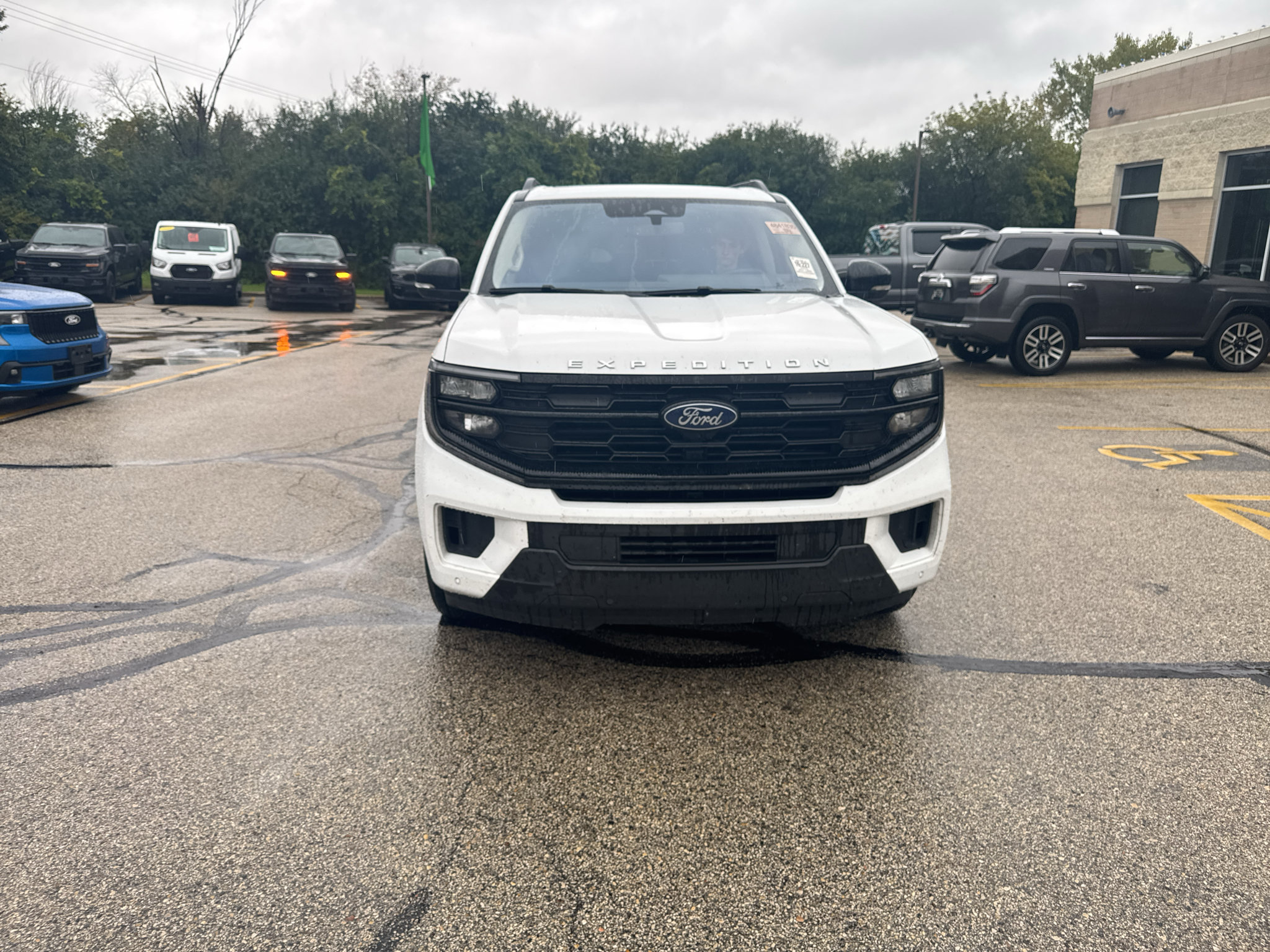Used 2025 Ford Expedition Active AWD/4WD image 2