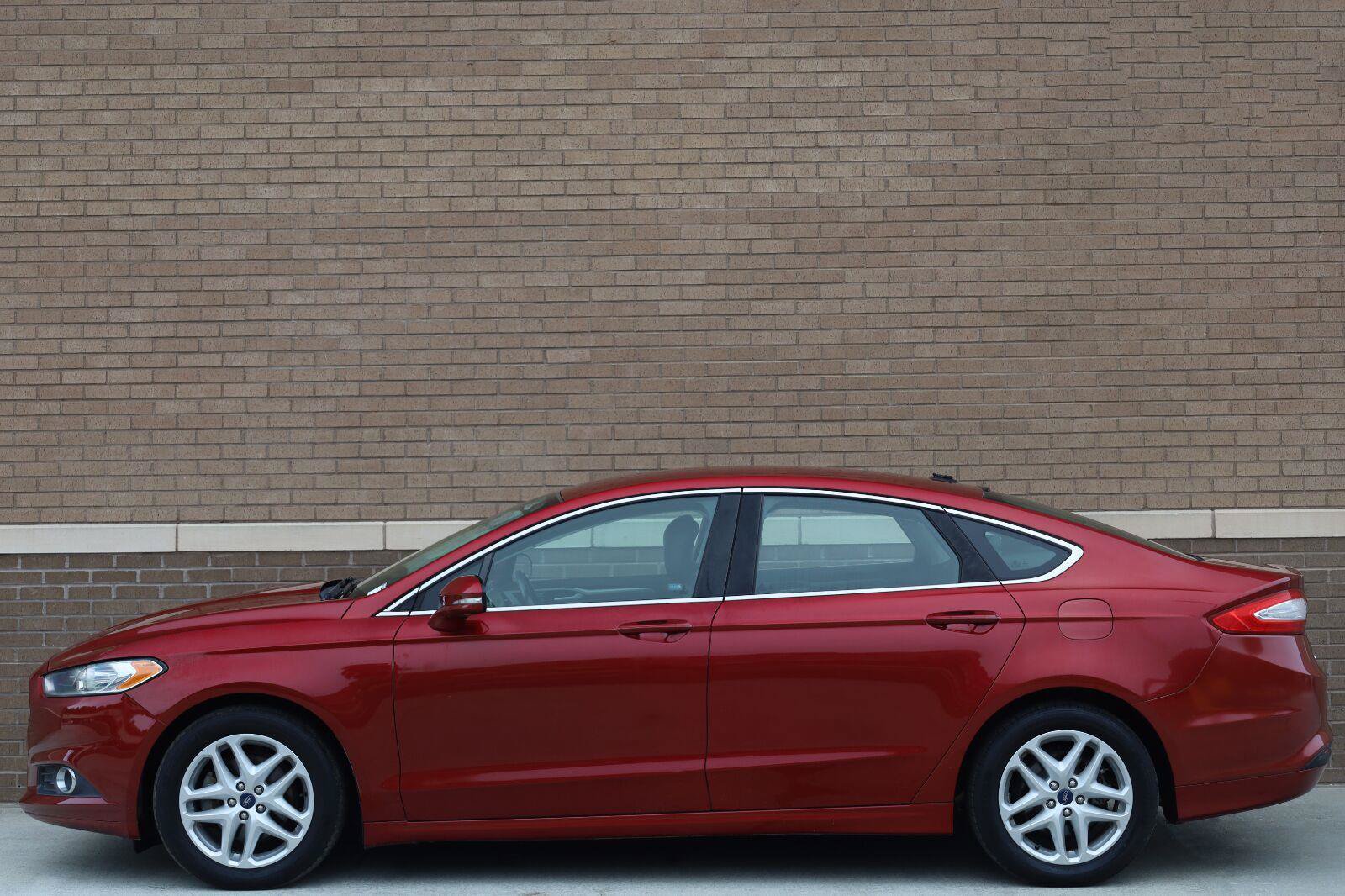 Used 2014 Ford Fusion SE w/ Equipment Group 202A FWD image 2
