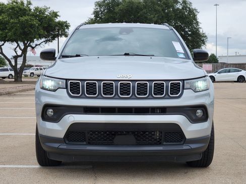 Used 2025 Jeep Compass Latitude AWD/4WD image 7