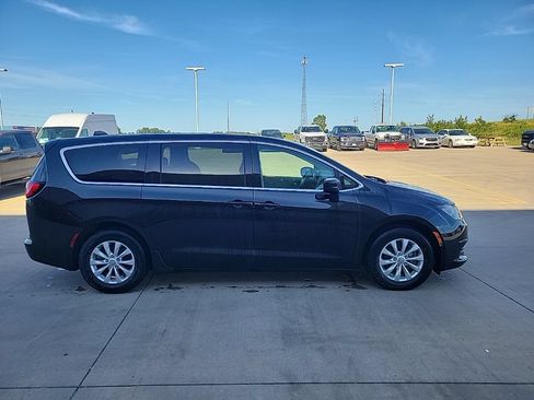 Used 2017 Chrysler Pacifica Touring w/ Tire & Wheel Group FWD image 2