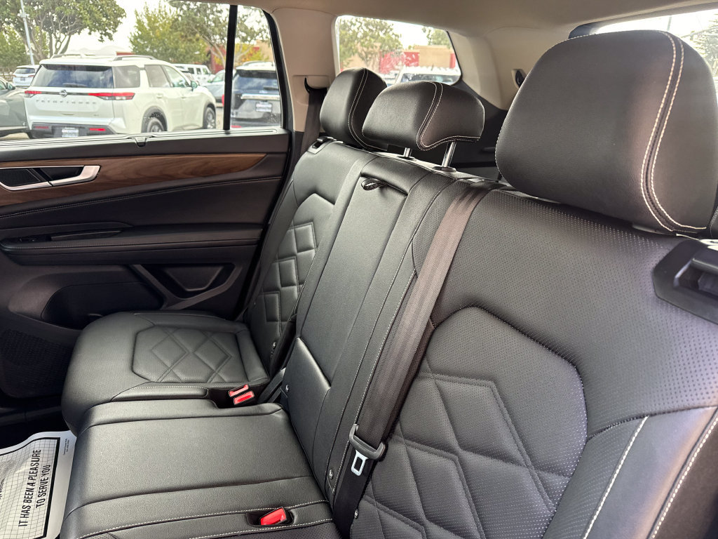Used 2025 Volkswagen Atlas SE AWD/4WD image 16