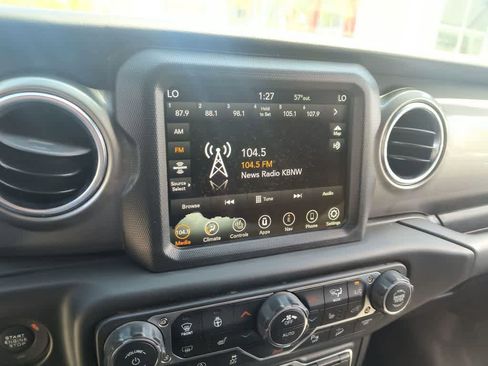 Used 2018 Jeep Wrangler Unlimited Sahara AWD/4WD image 16