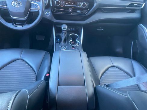 Certified 2022 Toyota Highlander XSE image 11