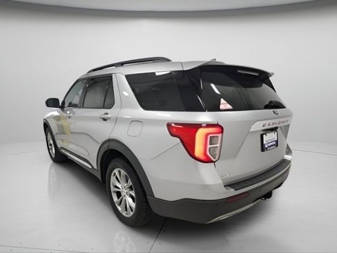 Used 2021 Ford Explorer XLT w/ Equipment Group 202A AWD/4WD image 5