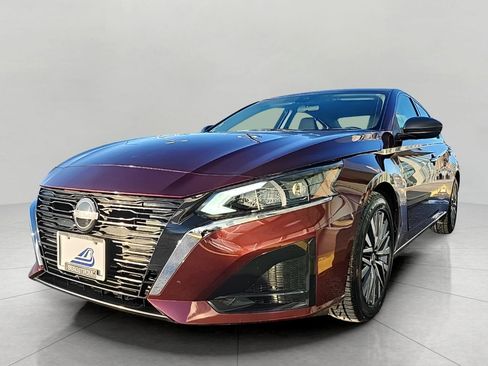 Used 2025 Nissan Altima 2.5 SV image 2