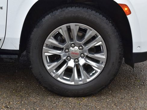 Used 2024 GMC Yukon Denali w/ Advanced Technology Package AWD/4WD image 4